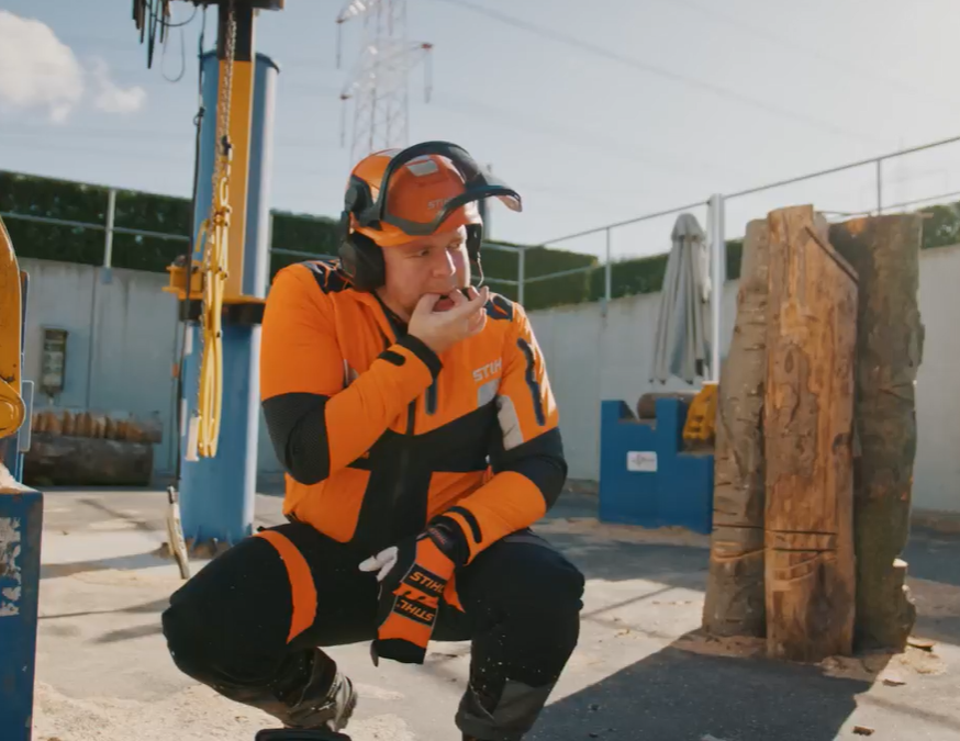Homme sifflant le robot chien Spot