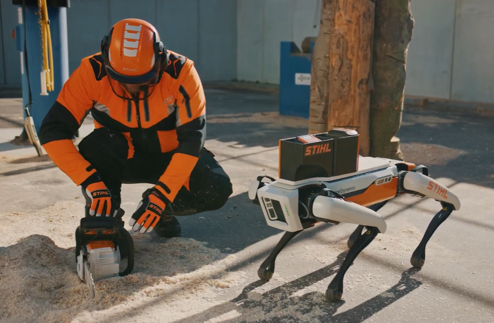 Homme travaillant avec Spot